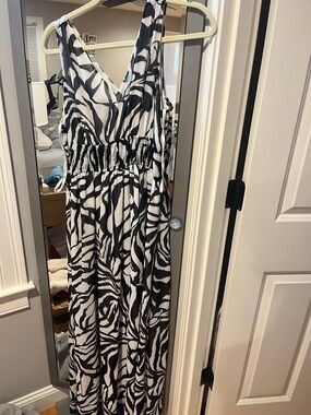 White House Black Market Black & White Printed V-Neck Maxi Dress